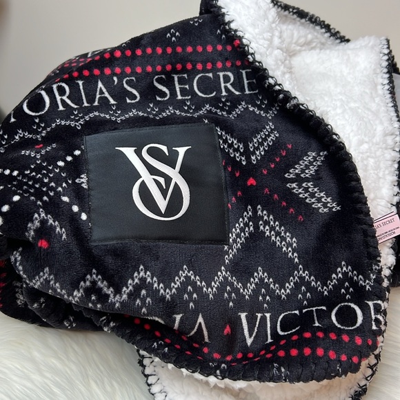 NWT Victoria’s Secret Sherpa Plush Fleece Blanket Black & White 50” x 60” - Picture 5 of 8